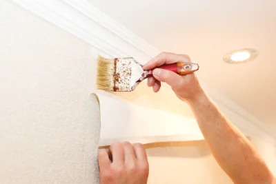 Pose de papier peint à la Vraie-Croix — revêtements muraux et toiles de verre
